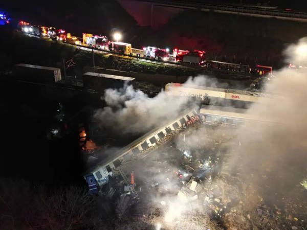 华为手机四核1.2ghz:希腊两列火车迎头对撞，已致26死85伤