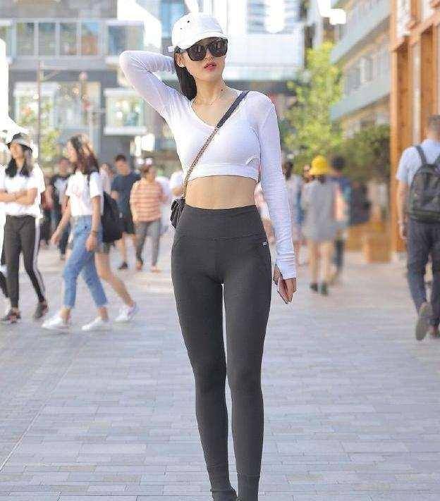 苹果身材能穿A字版上衣吗:“御姐范”的时尚裤美女，造型简约利落又显瘦，魅力过人
