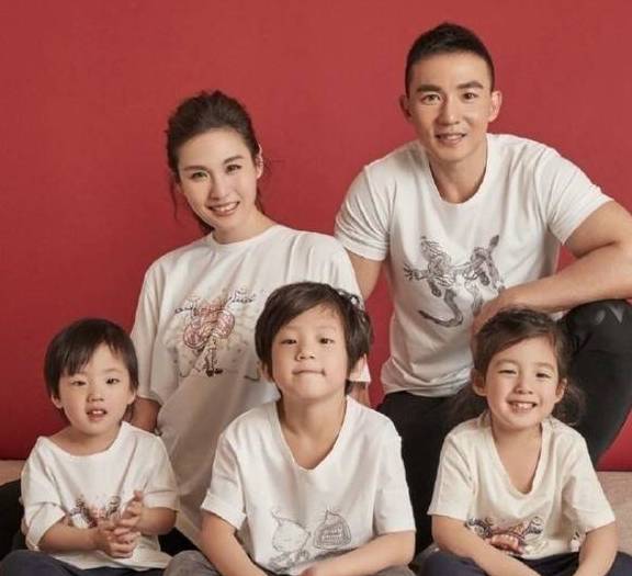 锻炼壁纸苹果版可爱
:又一个女儿奴，为女儿装公主房，设有儿童攀岩墙，一家5口颜值高