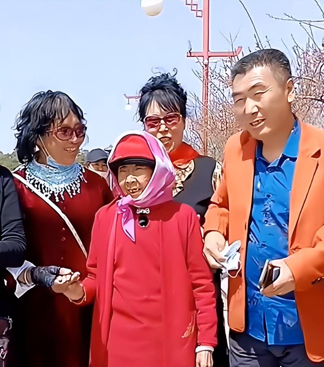美女爱找茬苹果版:85岁马玉琴被孙子P成美女，衣着清凉被嘲不像样，网友：找骂？