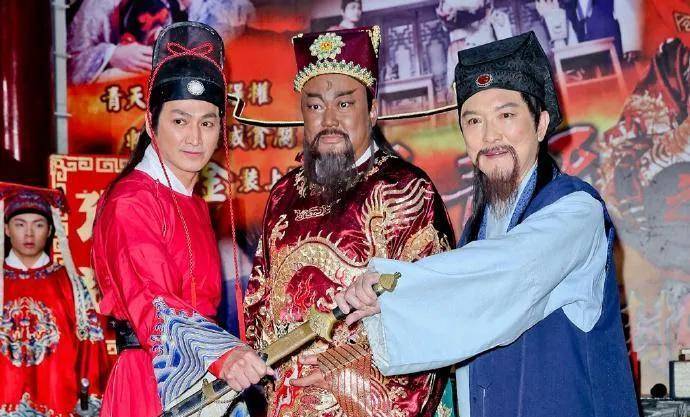 小苹果外国妹子版:“陈世美和秦香莲”这对CP实惨！苦等女友他未婚，老公坠楼她孤单