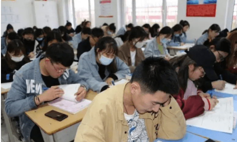 手机怎么查往届四六级成绩:大学英语四六级出现“新规”，3种学生不能报考，成绩再好也没用