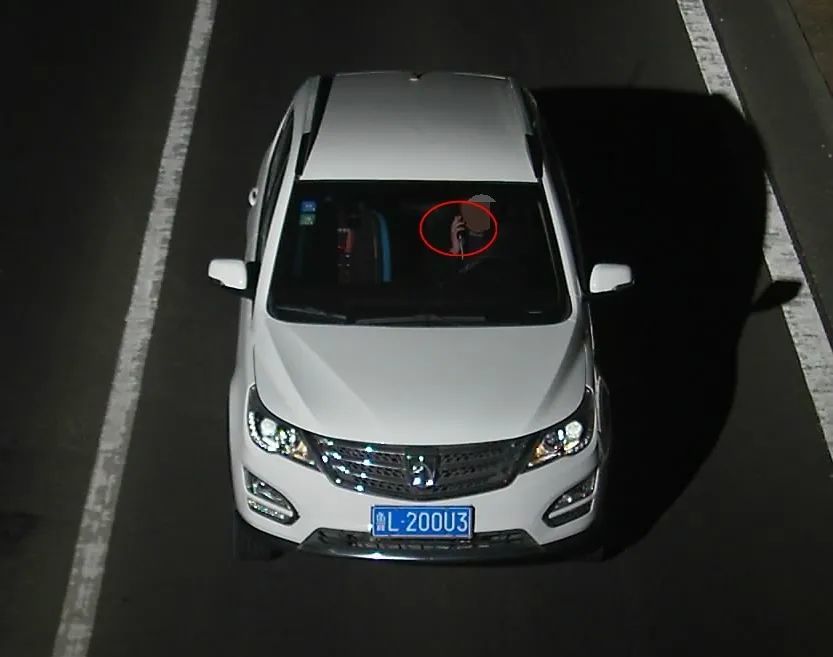 高速路上玩手机新闻高速路口收费站上班可以带手机吗