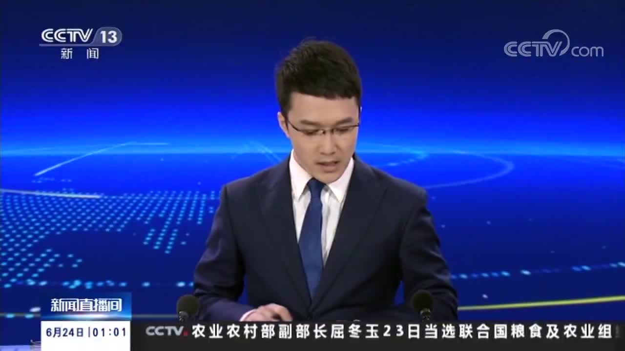 看新闻直播间中手机新闻直播间女主持人王音棋